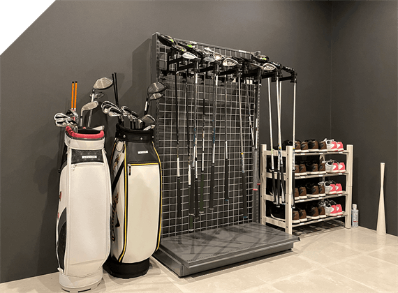 クラブ、シューズ、グローブはレンタル無料、更衣室完備